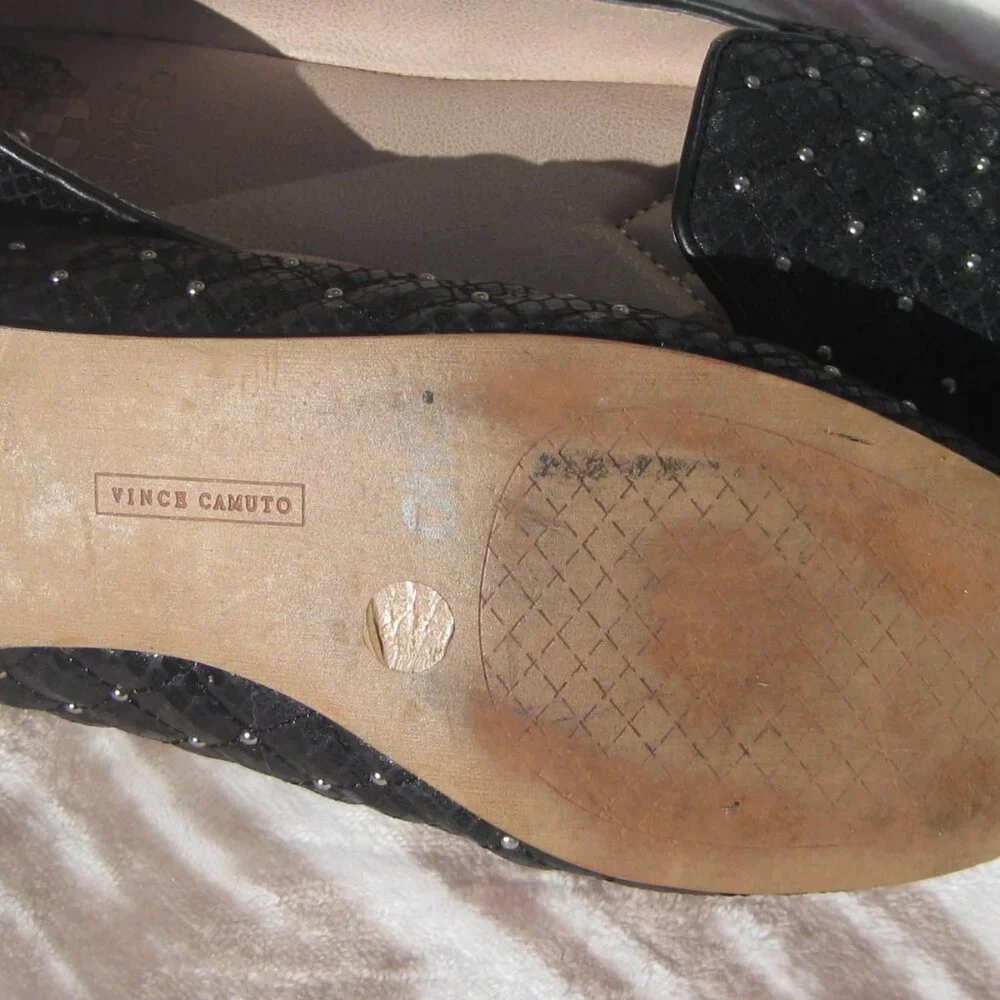 VINCE CAMUTO LILLIANA 2 STUDDED BLACK SOLID SNAKE/QUILTED FLATS SIZE 7    EUC - Picture 6 of 7